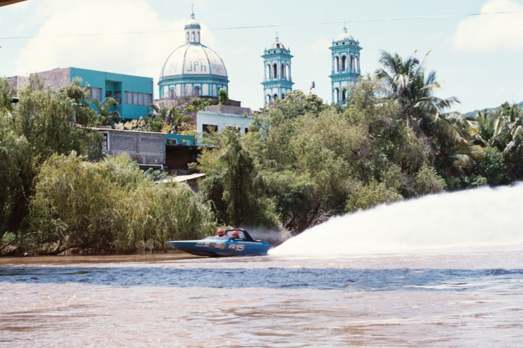 Con la iglesia baja res.jpg