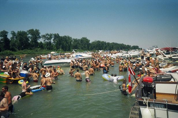 Crowd1sm.JPG